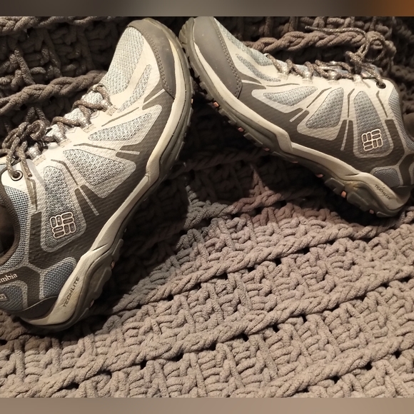 Columbia ALL-TERRAIN hiking shoes-EUC - Picture 4 of 9